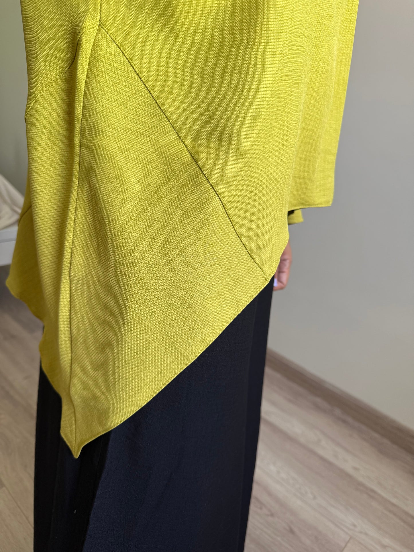 بلوزة اوفر سايز بقصات جانبيه